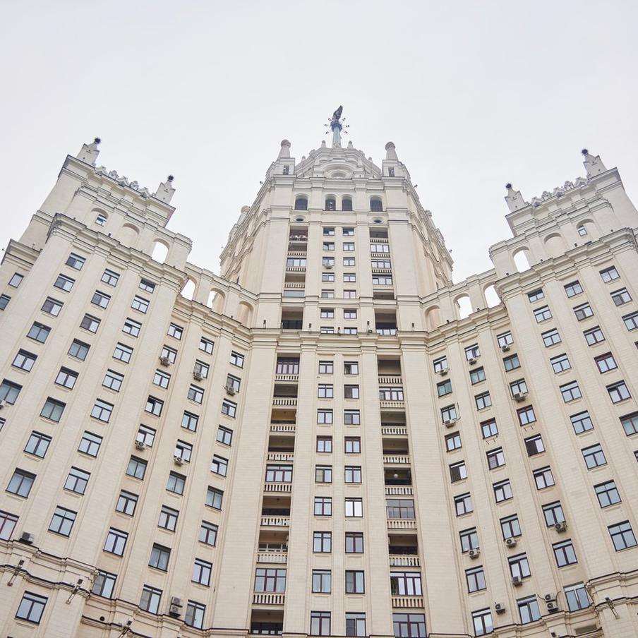 В Москве разыскивают руфера, забравшегося на звезду сталинской высотки. В Москве полицейские занимаются поиском руфера, который недавно снял видео, как он забирается на шпиль сталинской высотки на Котельнической набережной. Высота этого здания составляет около 180 метров. Этот случай произошёл после нашумевшего инцидента с участием российских руферов в Нью-Йорке. Тогда пара вскарабкалась на вершину Эмпайр-стейт-билдинг
