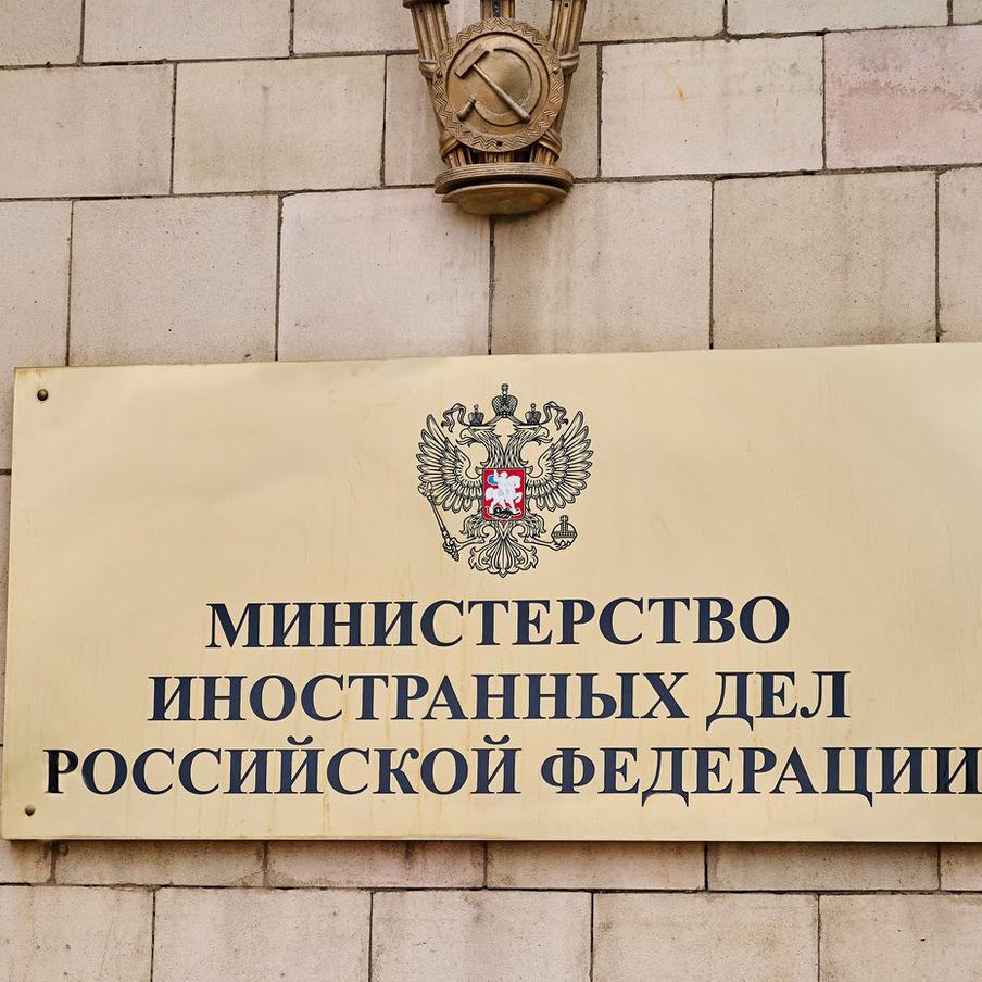 МИД РФ заявил о планах стран Балтии депортировать русскоязычное население. Министерство иностранных дел России выступило с обвинениями в адрес властей стран Балтии, утверждая, что те планируют массовую депортацию русскоязычного населения с целью окончательного решения "русского вопроса". В заявлении говорится о систематическом нарушении прав этнических русских, языковой дискриминации и искажении исторической памяти