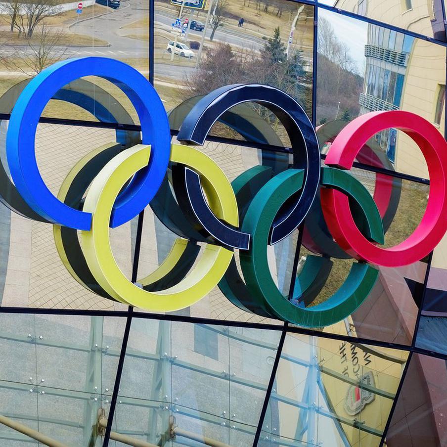 МОК восстановил членство Олимпийского комитета России – но только на некоторое время. Напомним, отстранение ОКР (Олимпийского комитета России) началось с 12 октября 2023 года. Однако сегодня МОК решил временно отменить этот указ. В МОК добавили, что решение было принято по итогам тщательного анализа, проведённого комиссией МОК по правовым вопросам