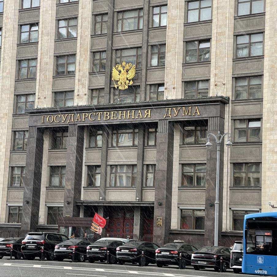 Госдума приняла 30-й миграционный закон с 2024 года. Российские парламентарии утвердили новые жёсткие экономические рамки для иностранных работников, скорректировав требования к их минимальному заработку. Данная инициатива официально стала тридцатым по счёту нормативным актом в сфере регулирования миграции, принятым за последние два года