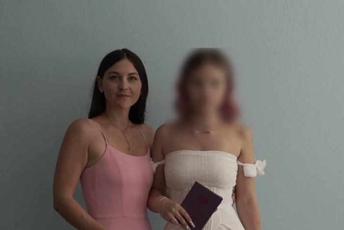 "Ты в таком виде никуда не выйдешь!": школьница попала в скандал из-за вульгарного платья – и теперь хочет в другую школу