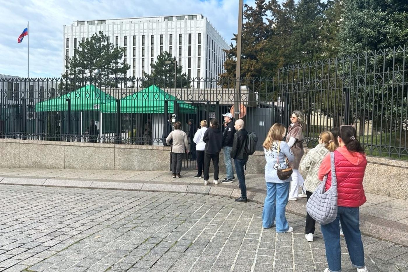 Люди стоят в очереди на избирательный участок в российское посольство в Вашингтон для голосования на выборах президента России.