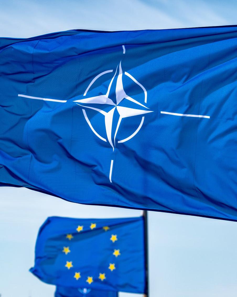 НАТО разворачивает военную систему ИИ Maven для слежки за российскими войсками. Североатлантический альянс задействует искусственный интеллект от американских разработчиков для непрерывного мониторинга перемещений подразделений Вооружённых сил РФ вдоль восточных рубежей. Цифровая платформа вышла на стопроцентную боевую готовность и разворачивает глобальную сеть сбора разведданных