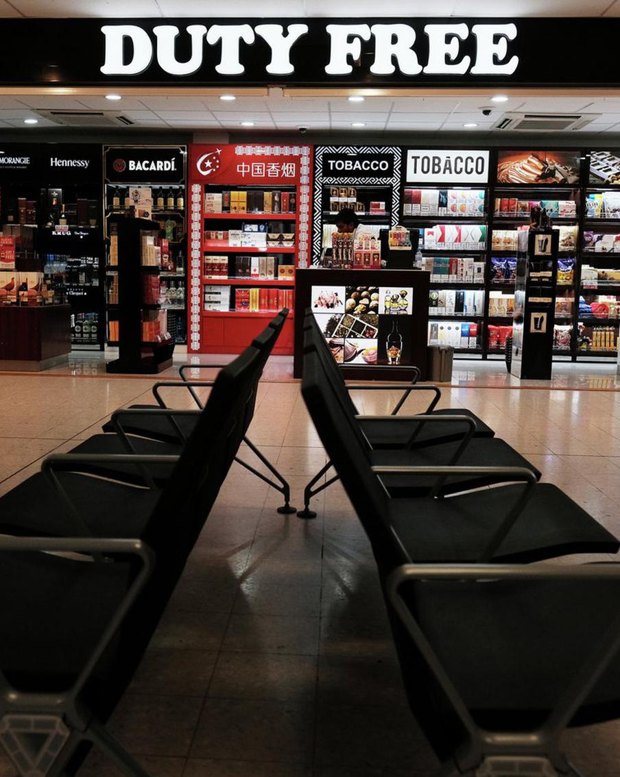 Кабмин отозвал законопроект о продаже алкоголя в duty free на внутренних рейсах. Правительство России официально отказалось от идеи разрешить торговлю спиртными напитками в магазинах беспошлинной торговли для летающих по стране пассажиров. Масштабная антикризисная инициатива Минфина, призванная поддержать пострадавшие аэропорты, признана полностью утратившей свою актуальность