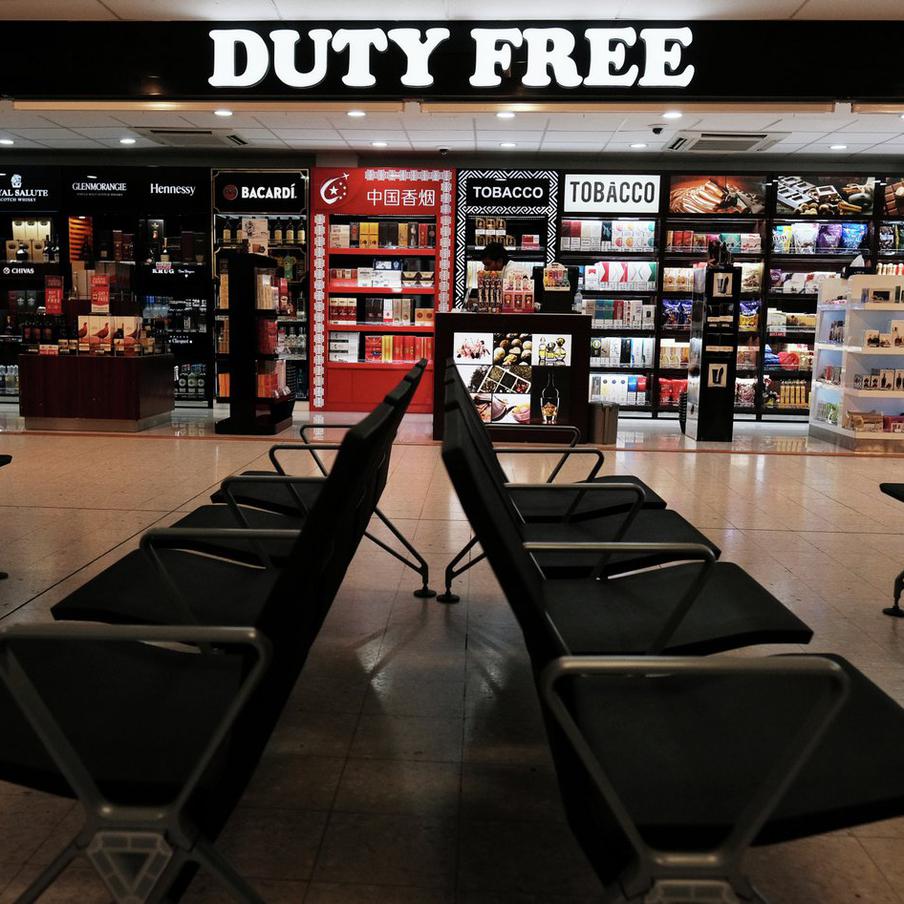 Кабмин отозвал законопроект о продаже алкоголя в duty free на внутренних рейсах. Правительство России официально отказалось от идеи разрешить торговлю спиртными напитками в магазинах беспошлинной торговли для летающих по стране пассажиров. Масштабная антикризисная инициатива Минфина, призванная поддержать пострадавшие аэропорты, признана полностью утратившей свою актуальность
