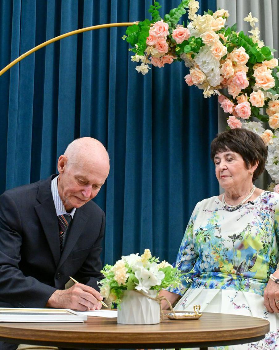 Главный секрет 55-летнего брака – розы в подарок: московская пара отметила "изумрудную свадьбу"