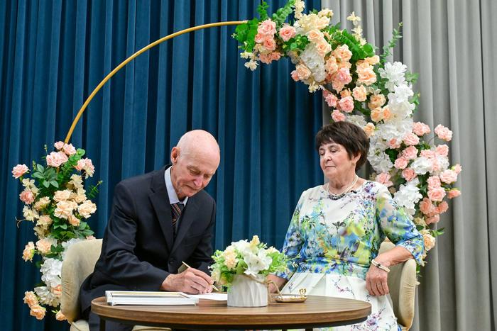 Главный секрет 55-летнего брака – розы в подарок: московская пара отметила "изумрудную свадьбу"
