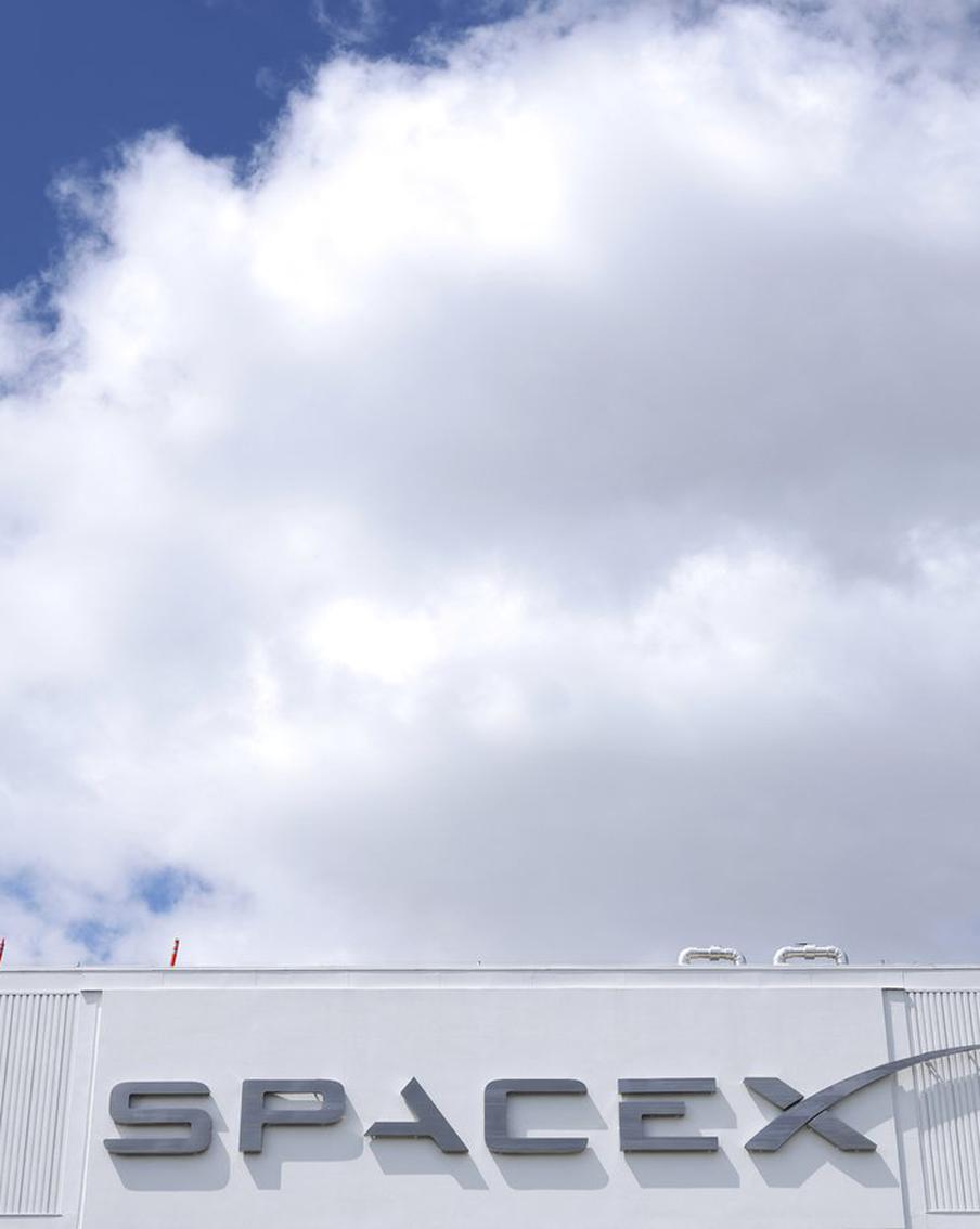Работники SpaceX ринулись скупать частные джеты после IPO. Компания Илона Маска вышла на биржу 12 июня, разместив акции на сумму $85,7 млрд, некоторые из её сотрудников тут же сразу стали миллионерами. Судя по всему, многие из них пошли заключать контракты на аренду или покупку бизнес-джетов