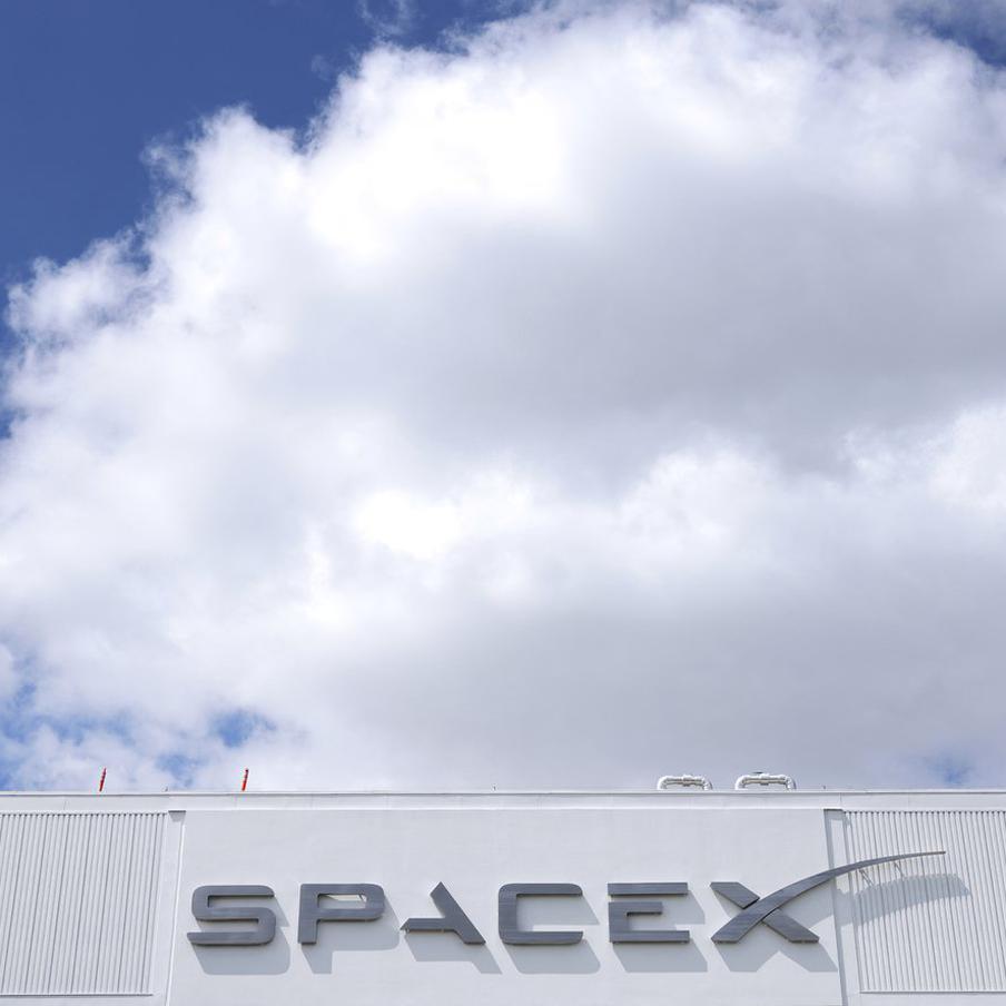 Работники SpaceX ринулись скупать частные джеты после IPO. Компания Илона Маска вышла на биржу 12 июня, разместив акции на сумму $85,7 млрд, некоторые из её сотрудников тут же сразу стали миллионерами. Судя по всему, многие из них пошли заключать контракты на аренду или покупку бизнес-джетов