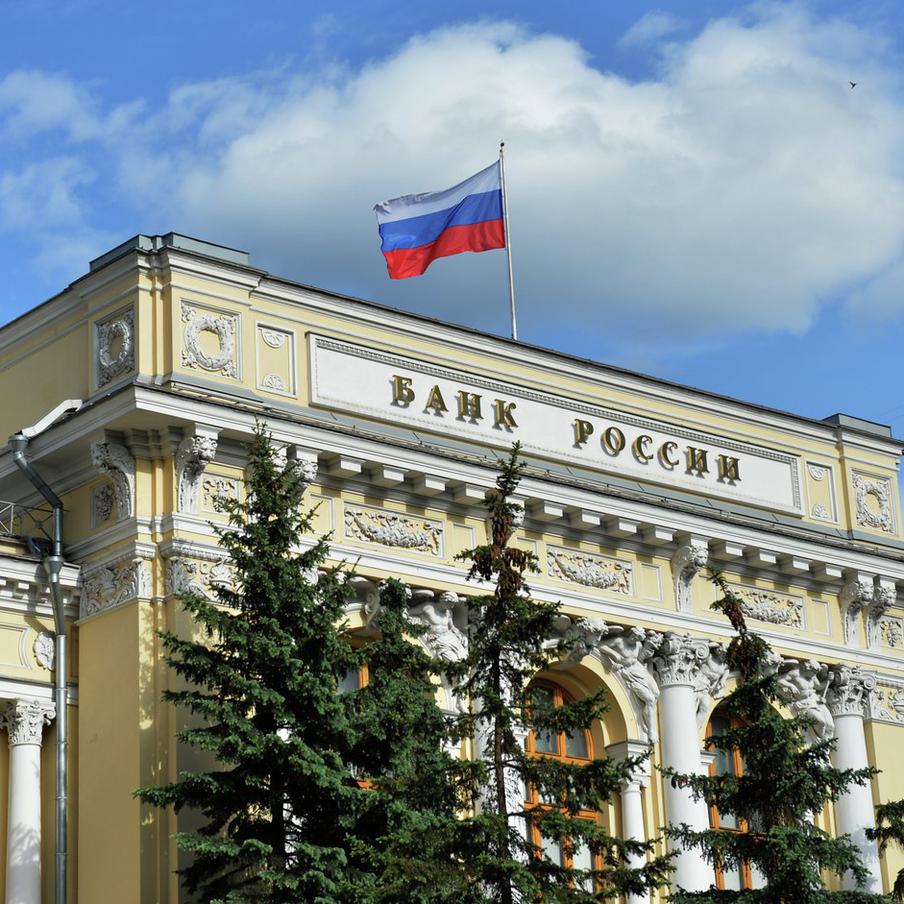 Банк России выпустил в широкое обращение модернизированные сторублёвые купюры. Финансовый регулятор страны объявил о старте оборота сторублёвых купюр нового поколения, дизайн которых посвящён главным символам Центрального федерального округа. На обновлённой банкноте появились знаковые исторические памятники и детальная картография региона
