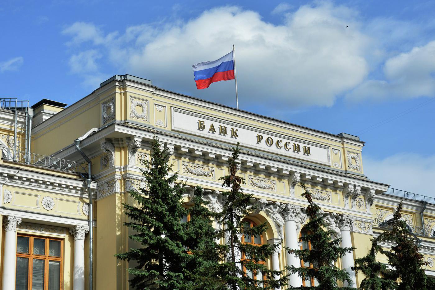Банк России выпустил в широкое обращение модернизированные сторублёвые купюры