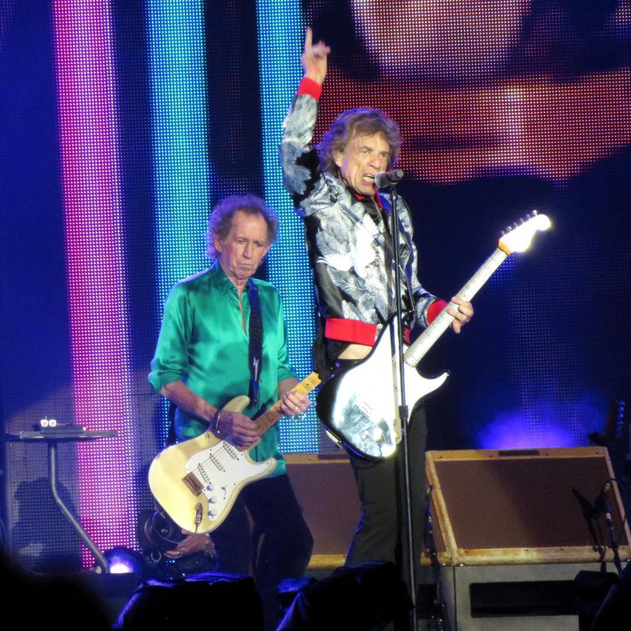 The Rolling Stones выпустили 25-й студийный альбом Foreign Tongues. Британские рок-легенды представили свежую пластинку, записанную совместно с другими культовыми исполнителями. Музыкальные критики уже успели оценить новое часовое полотно, отметив фирменное блюзовое настроение и неиссякаемый задор ветеранов сцены