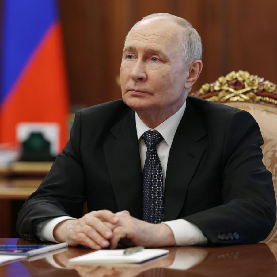 Рейтинг доверия россиян Путину составил свыше 72%: результаты опроса ВЦИОМ. Уровень одобрения деятельности главы государства на посту президента составил 66%. Деятельность правительства РФ поддерживают 44,9% респондентов