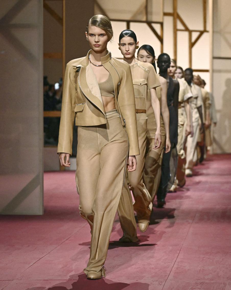 Hermès дебютирует в высокой моде с первой кутюрной коллекцией: что происходило в мире моды и красоты на этой неделе