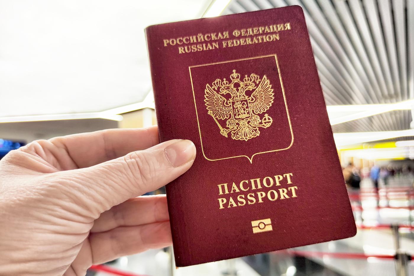 Суд обязал МВД выплатить россиянке почти 300 тысяч рублей из-за ошибки в загранпаспорте