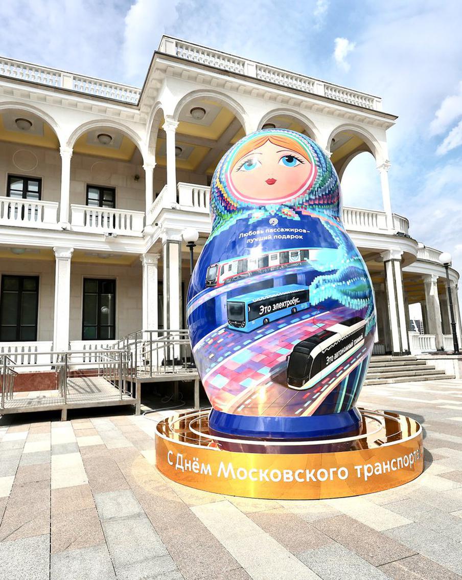 Новые световые арт-объекты "Матрёшка" разместили в Москве ко Дню Московского транспорта