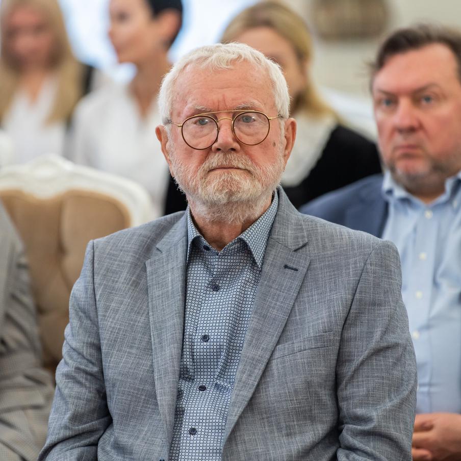 Умер основатель Театра на Таганке Юрий Смирнов. На 88-м году жизни скончался народный артист России Юрий Смирнов. Этот выдающийся актёр был одним из основателей Театра на Таганке и активно участвовал в его деятельности с момента основания в 1964 году. За свою карьеру Юрий Смирнов сыграл десятки запоминающихся ролей на сцене и более 70 ролей в кино, получив признание как в театре, так и в кино