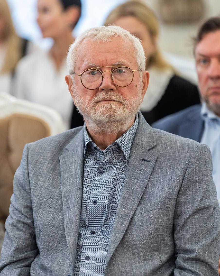 Умер основатель Театра на Таганке Юрий Смирнов. На 88-м году жизни скончался народный артист России Юрий Смирнов. Этот выдающийся актёр был одним из основателей Театра на Таганке и активно участвовал в его деятельности с момента основания в 1964 году. За свою карьеру Юрий Смирнов сыграл десятки запоминающихся ролей на сцене и более 70 ролей в кино, получив признание как в театре, так и в кино