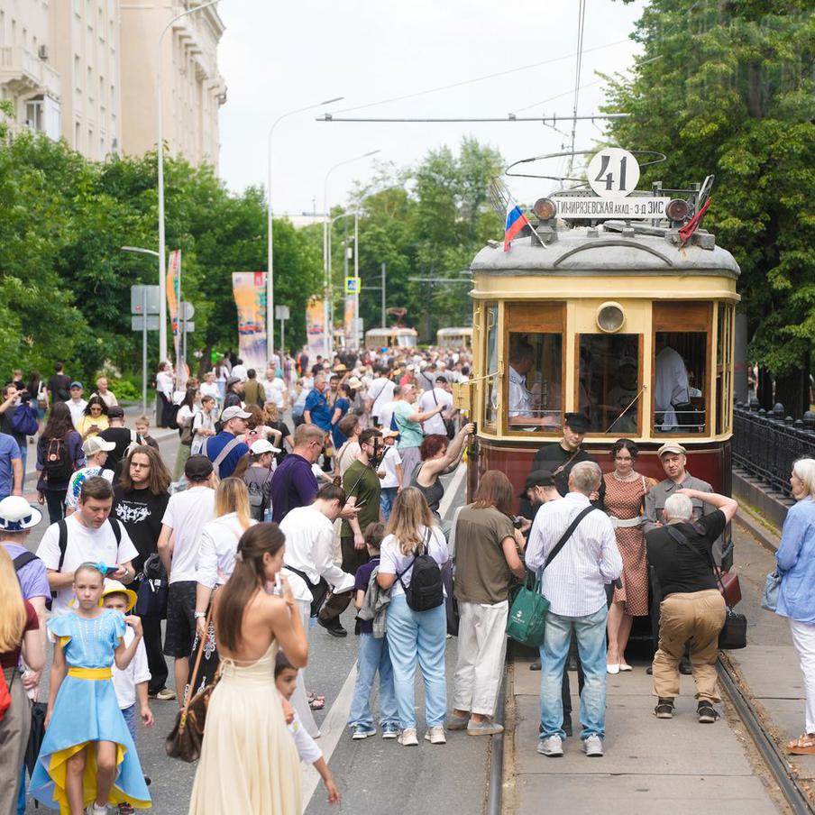 Более 180 тысяч гостей увидели парад и выставку ретротранспорта. Свыше 180 тысяч зрителей посетили 22-й парад ретроавтомобилей и исторических трамваев в столице