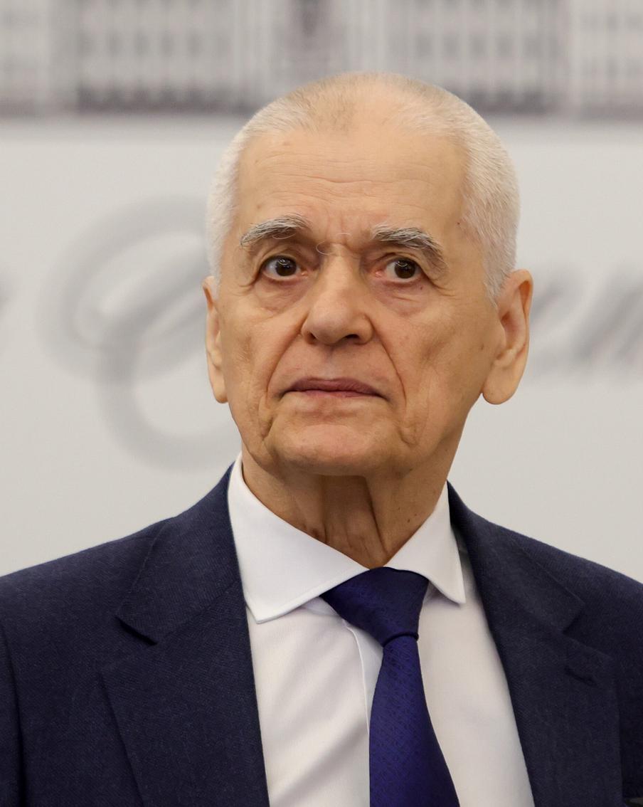 Академик Онищенко призвал поднять возраст молодёжи в России до 40 лет. Академик РАН Геннадий Онищенко и представители общественных организаций предложили увеличить верхнюю границу возраста молодёжи в России с нынешних 35 до 40 лет. Они аргументируют это тем, что с возрастом люди дольше сохраняют трудоспособность и лучше заботятся о своём здоровье