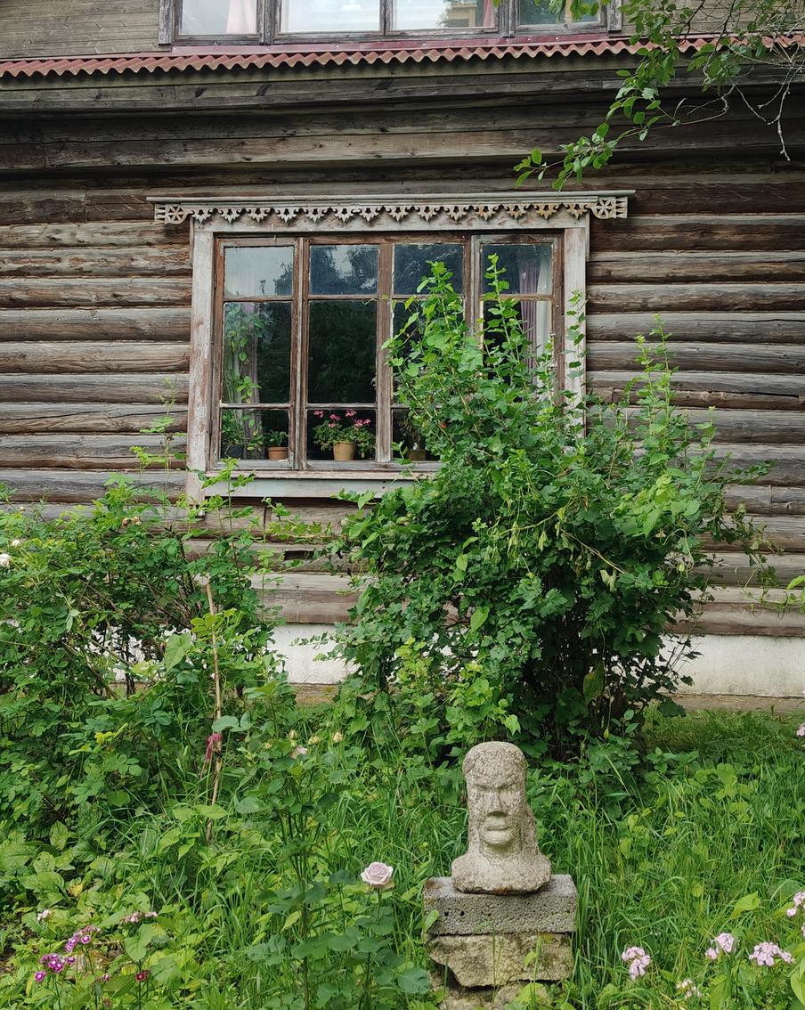 Дом Эдуарда Браговского сложен из брёвен старинных масловских дач.