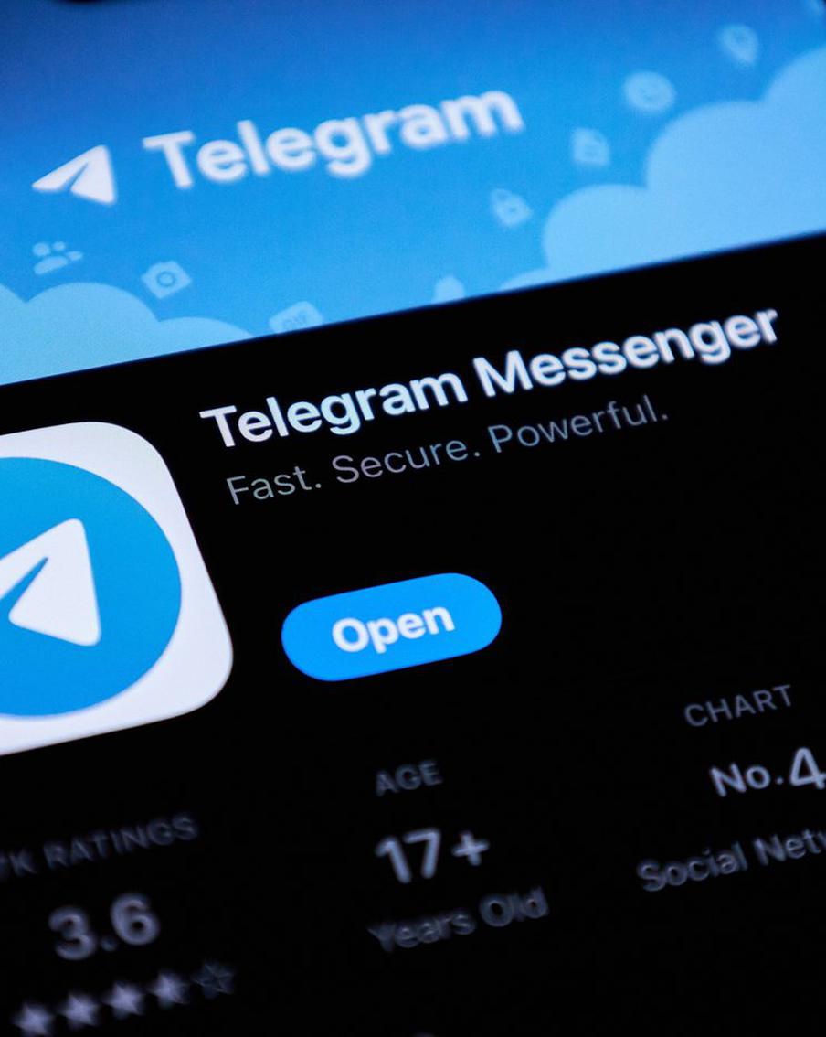 Домен Telegram t.me перестал работать по всему миру. Короткие ссылки в мессенджере Telegram (t.me) стали недоступны во всём мире. Это произошло из-за того, что домену .me был присвоен статус serverHold, и его отключили от глобальной системы DNS. Данный сбой не связан с блокировками со стороны регуляторов или провайдеров, а вызван действиями регистратора доменной зоны Черногории