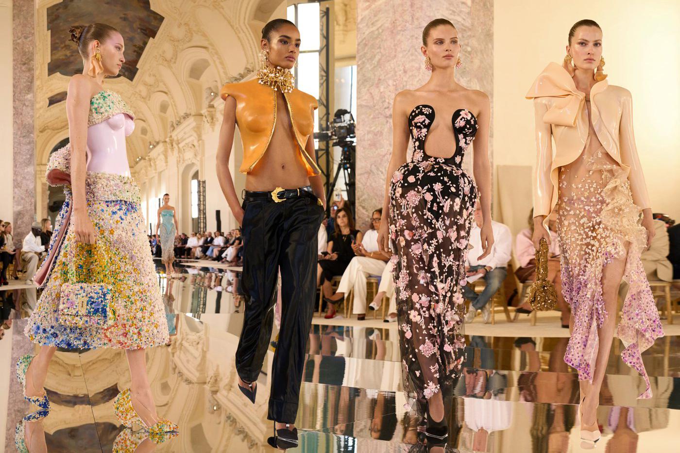 Модели на показе Schiaparelli.