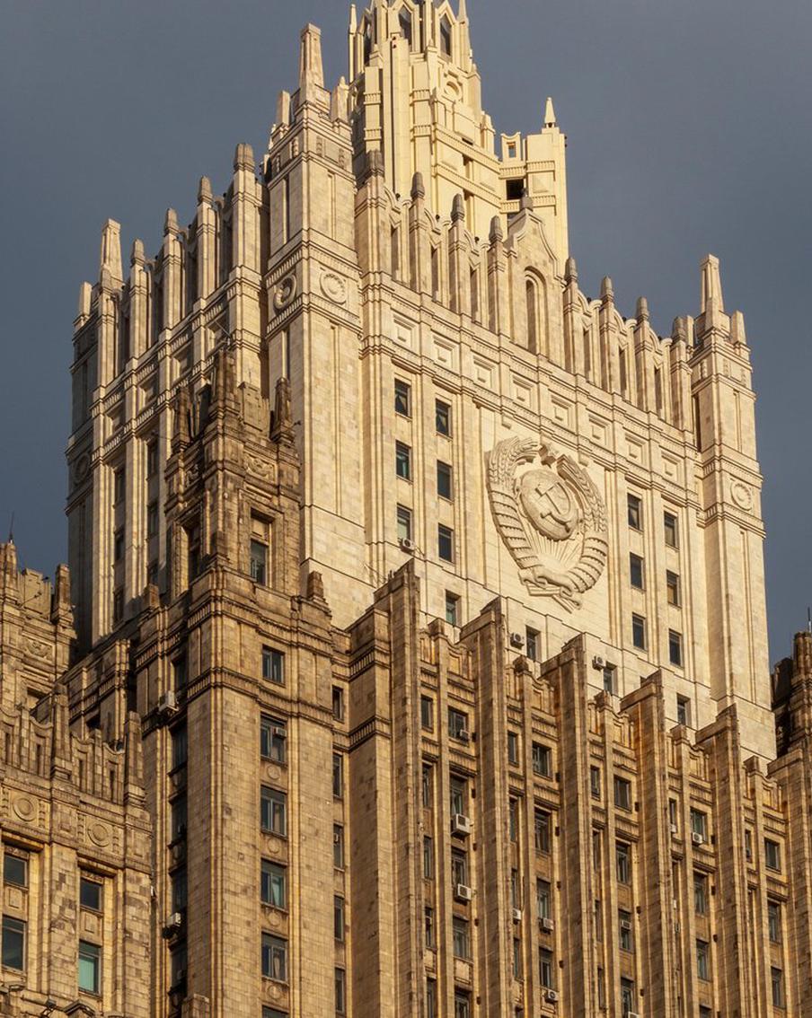 МИД РФ: фейк о "выездных визах" состряпан для искусственной паники. Министерство иностранных дел России решительно опровергло слухи о введении "выездных виз" для граждан страны, назвав их недостоверной информацией, направленной на создание паники. Ведомство напомнило, что право на свободный выезд из России гарантируется Конституцией и Федеральным законом № 114-ФЗ, в которых не содержится подобных положений