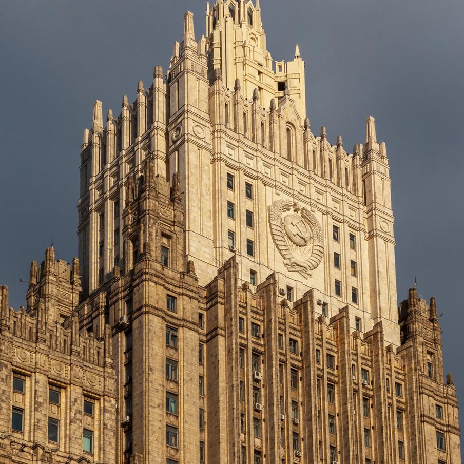 МИД РФ: фейк о "выездных визах" состряпан для искусственной паники. Министерство иностранных дел России решительно опровергло слухи о введении "выездных виз" для граждан страны, назвав их недостоверной информацией, направленной на создание паники. Ведомство напомнило, что право на свободный выезд из России гарантируется Конституцией и Федеральным законом № 114-ФЗ, в которых не содержится подобных положений