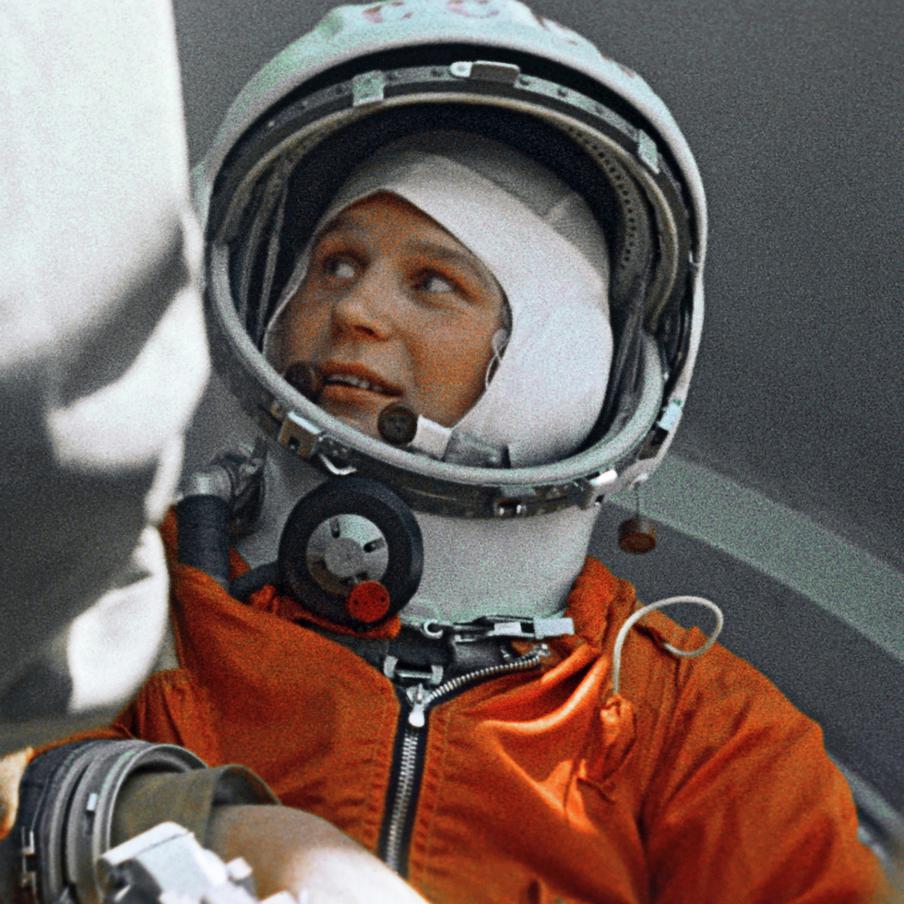 1963 год. Космонавт Валентина Терешкова перед стартом на космическом корабле "Восток-6" с космодрома Байконур.
