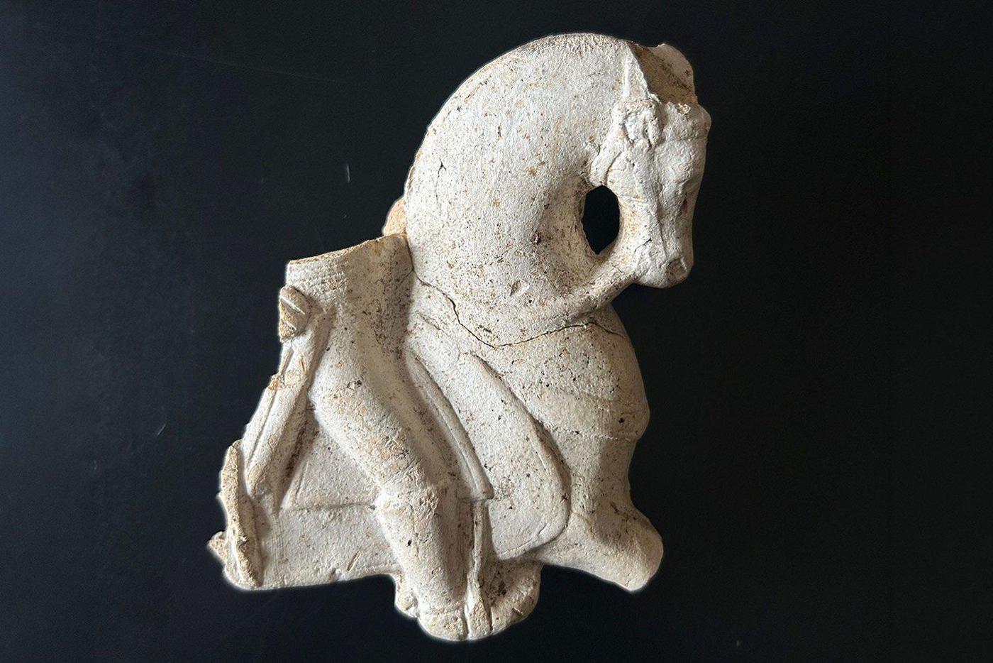 Несколько столетий самой популярной игрушкой были лошадки.