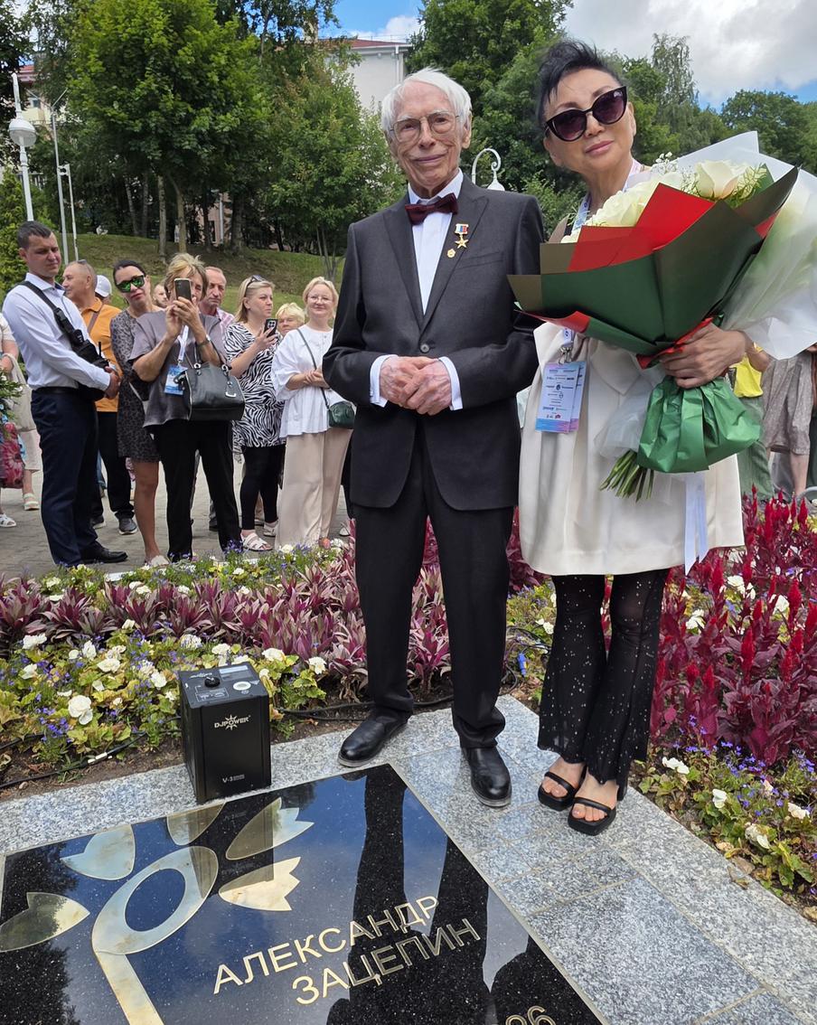 Александр Зацепин и Муза Ли на Площади лауреатов Витебска.