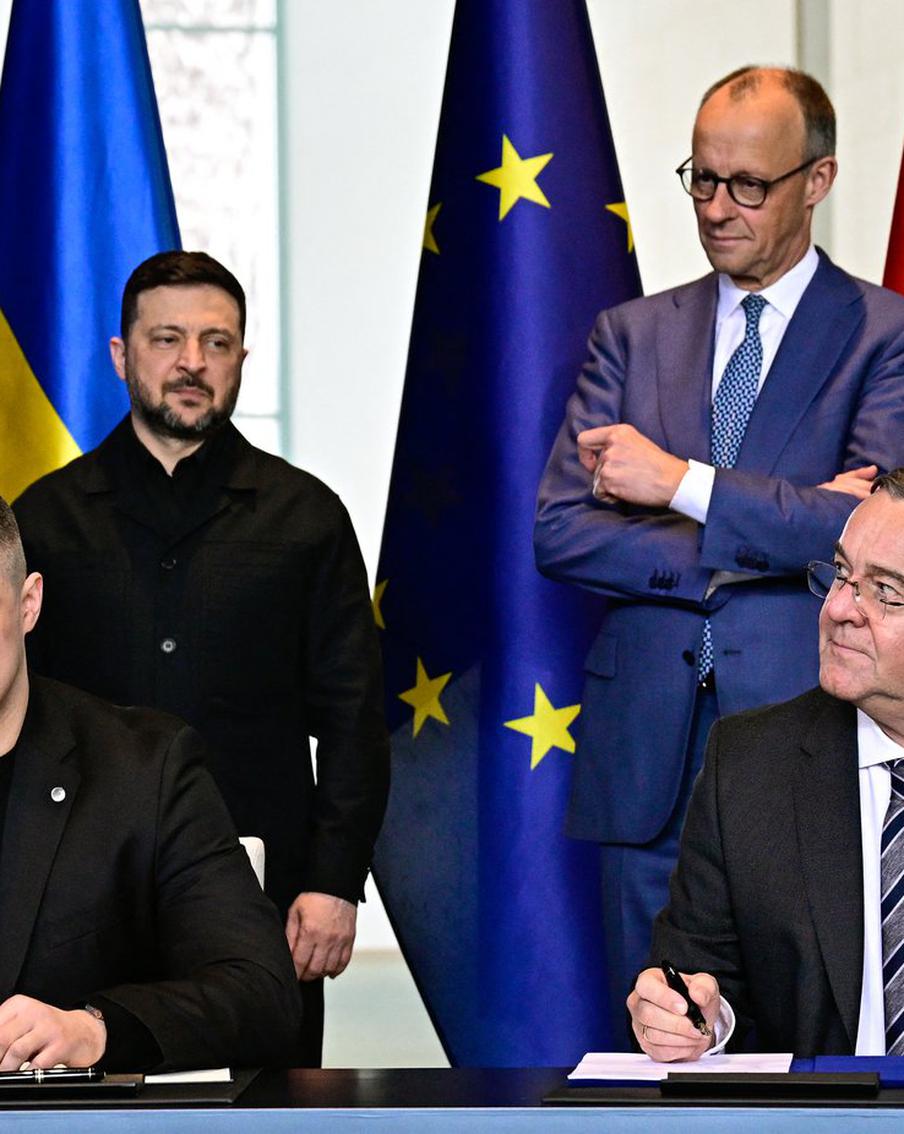 Эксперт назвал причины массовых протестов на Украине после отставки министра обороны Михаила Фёдорова