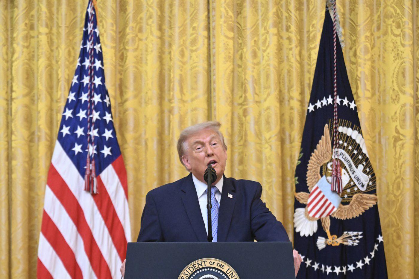 Оператор телесуфлёра Трампа задержан за ставки на содержание президентских речей