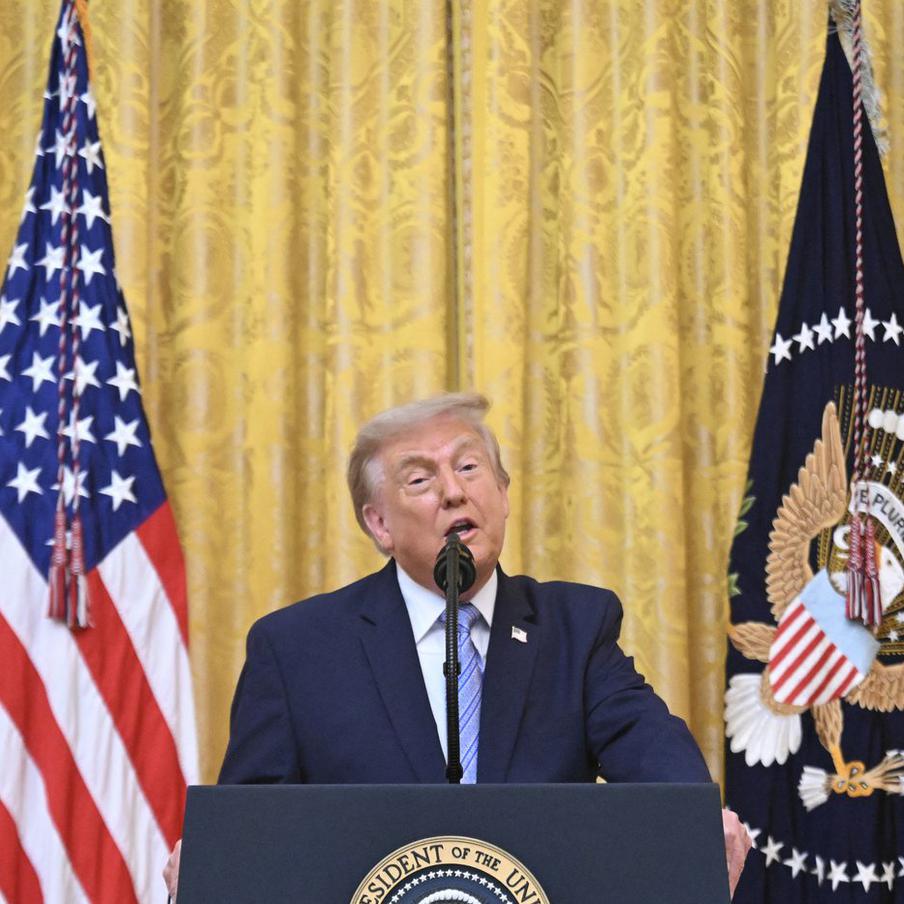 Оператор телесуфлёра Трампа задержан за ставки на содержание президентских речей. Пресс-секретарь Белого дома Каролин Левитт сообщила, что мужчина отправлен в неоплачиваемый отпуск, а президент США лично назвал его действия "позором"