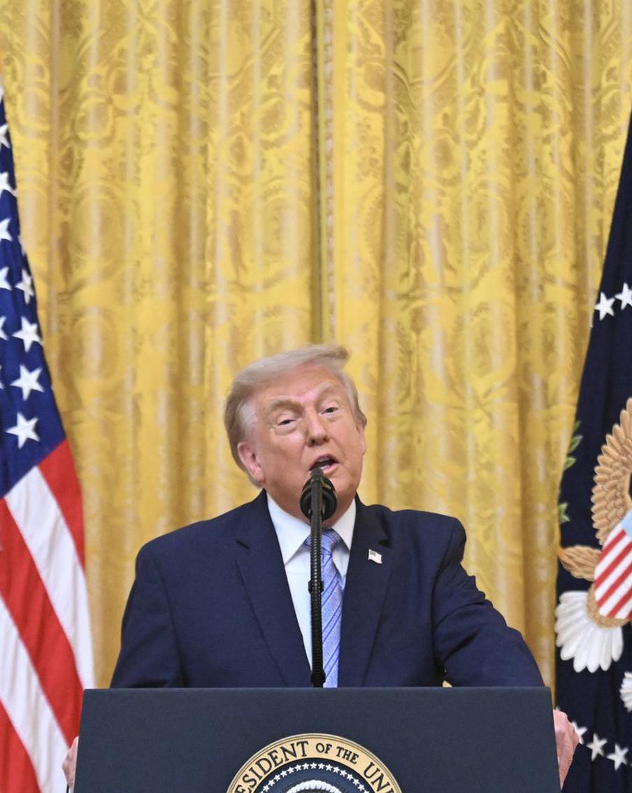 Оператор телесуфлёра Трампа задержан за ставки на содержание президентских речей. Пресс-секретарь Белого дома Каролин Левитт сообщила, что мужчина отправлен в неоплачиваемый отпуск, а президент США лично назвал его действия "позором"