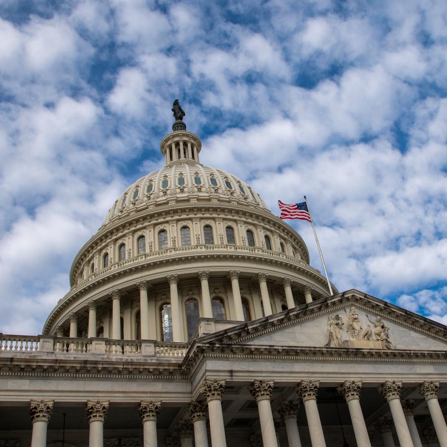 Разведка США вновь сообщила о попытке вмешательства России в американские выборы. В документе без приведения доказательств говорится, что связанные с Москвой лица продвигали кандидатуру Трампа в соцсетях и распространяли материалы о предполагаемых коррупционных связях семьи Байдена с Украиной