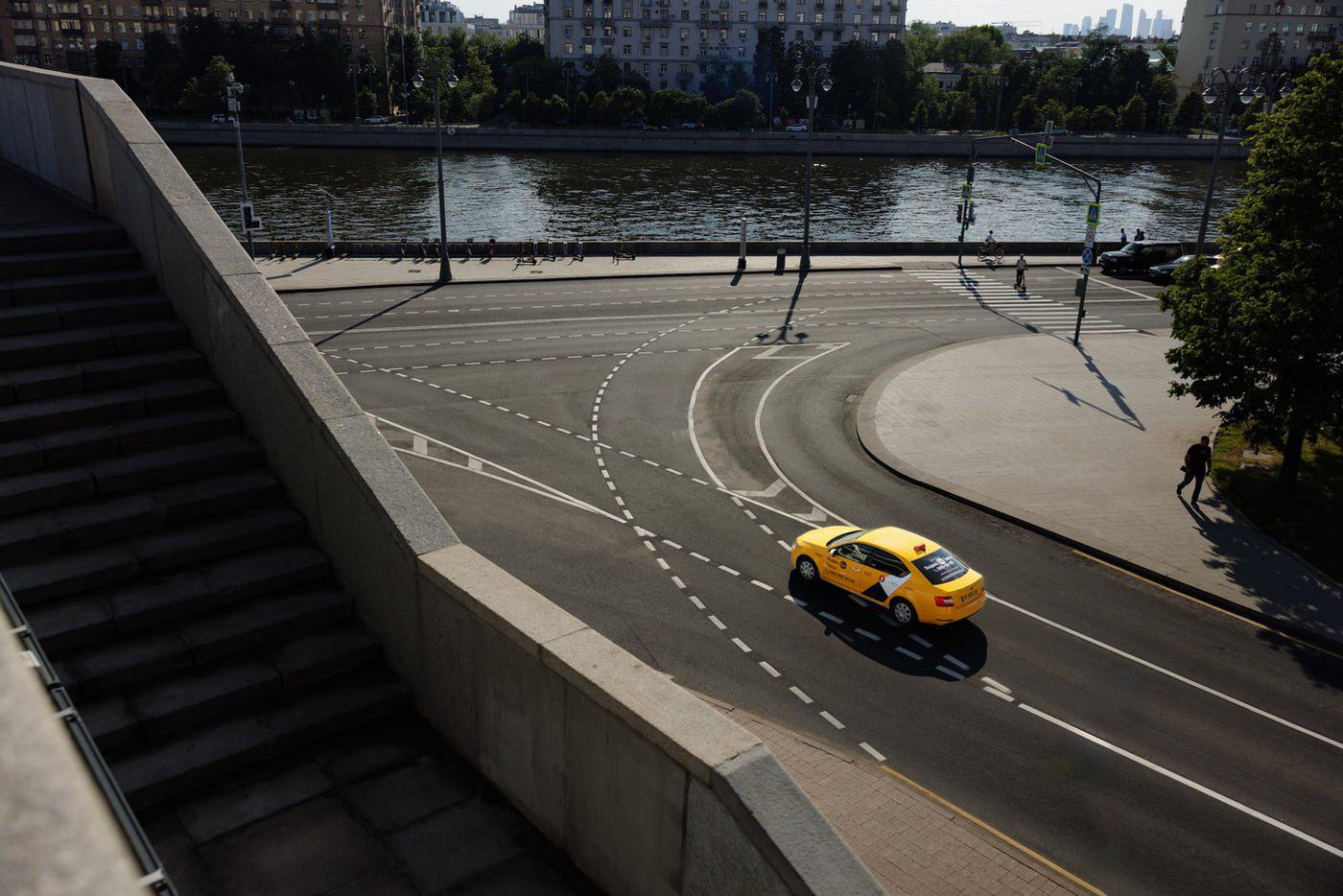 Автомобилям такси в Москве разрешено передвигаться более чем по 90% выделенных полос