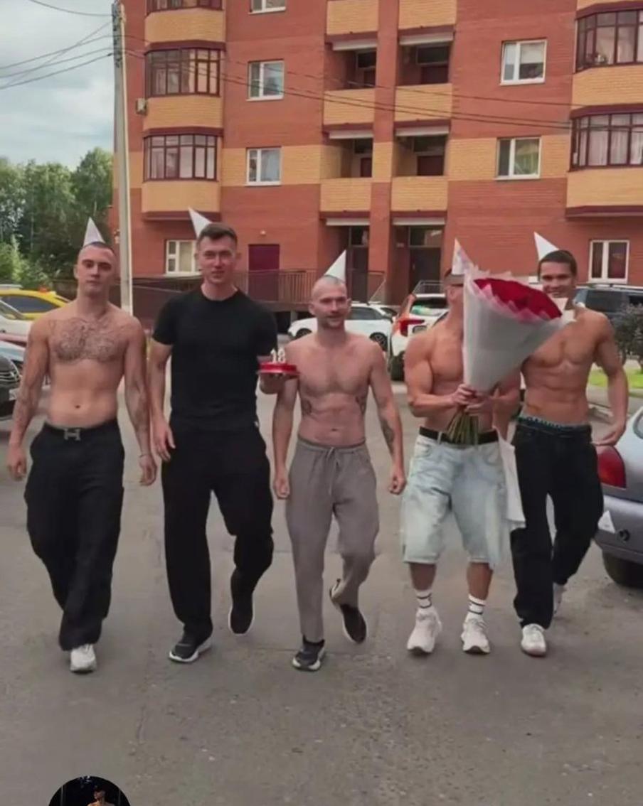 Праздник? Значит, и праздничные головные уборы нужны! И, конечно, цветы!