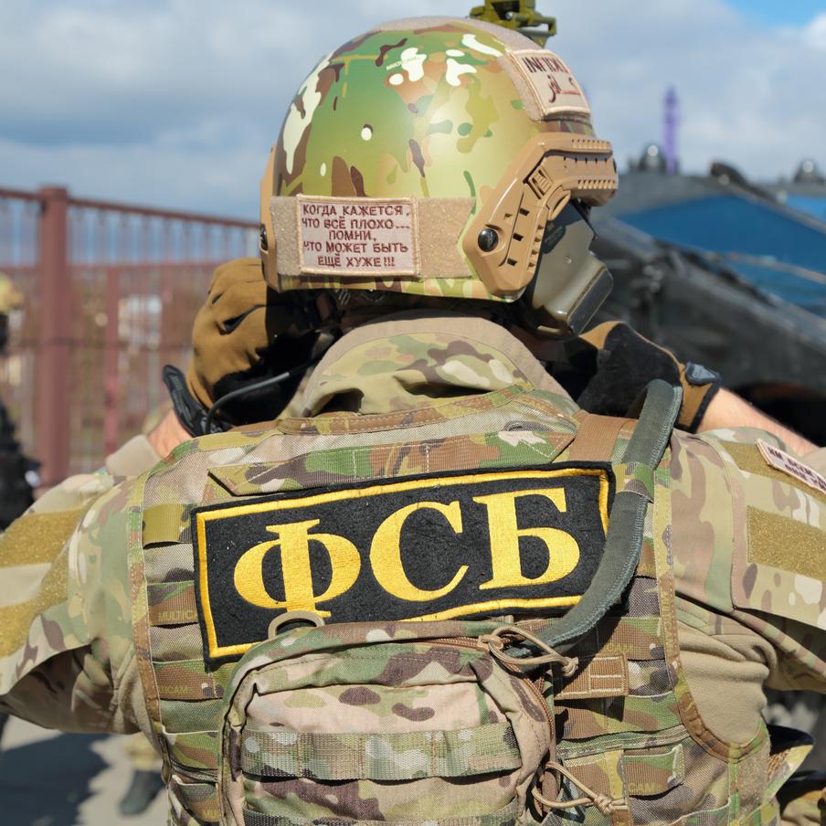 ФСБ: две завербованные СБУ жительницы Крыма арестованы за госизмену. В Крыму были задержаны две женщины по обвинению в государственной измене. Одна из задержанных организовала склад с компонентами для самодельного взрывного устройства. Вторая занималась сбором данных о военной и энергетической инфраструктуре Крыма, а также переводила средства на нужды Вооружённых сил Украины. Обе женщины заключены под стражу