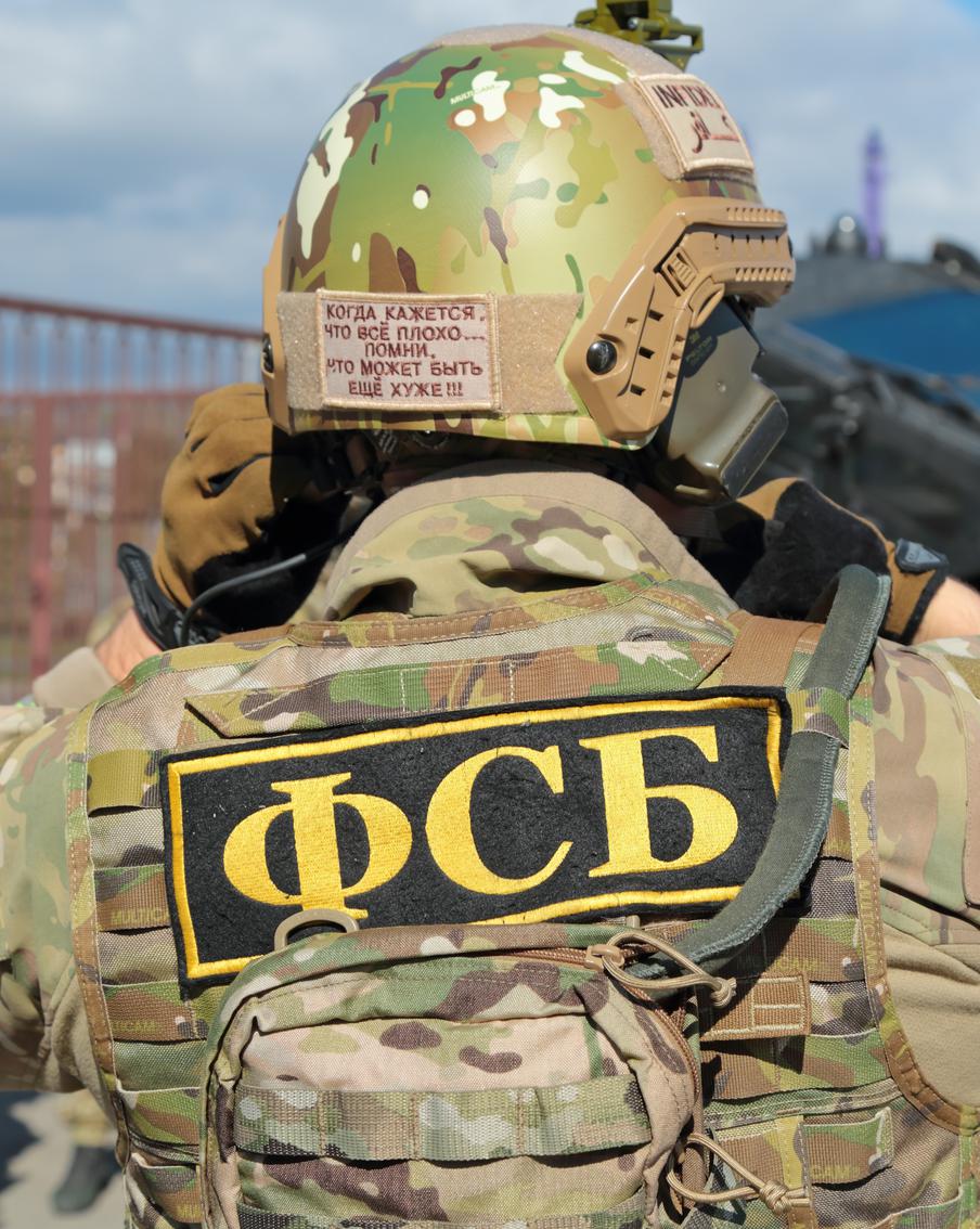 ФСБ: две завербованные СБУ жительницы Крыма арестованы за госизмену. В Крыму были задержаны две женщины по обвинению в государственной измене. Одна из задержанных организовала склад с компонентами для самодельного взрывного устройства. Вторая занималась сбором данных о военной и энергетической инфраструктуре Крыма, а также переводила средства на нужды Вооружённых сил Украины. Обе женщины заключены под стражу