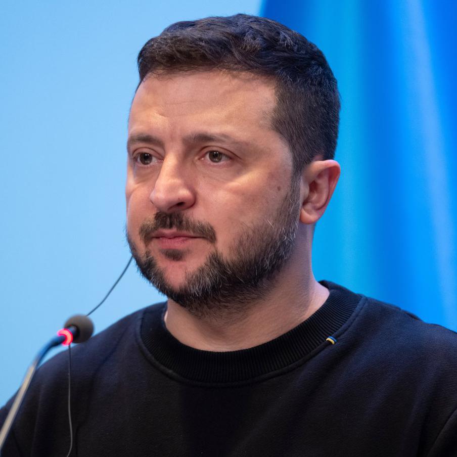 FT узнала, что Зеленский задумался об увольнении главкома ВСУ Сырского. Президент Украины Владимир Зеленский рассматривает возможность отставки главнокомандующего Вооружёнными Силами Украины (ВСУ) Александра Сырского в связи с политическим кризисом