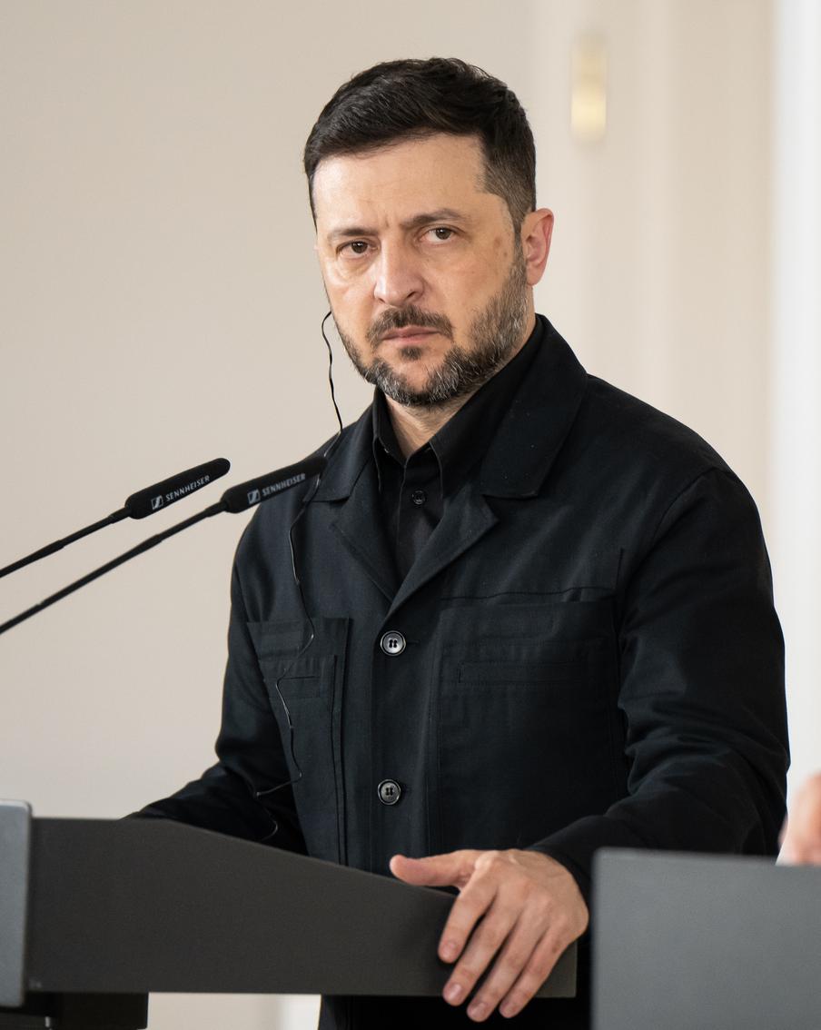 Зеленский анонсировал некие решения по назначениям в армии на фоне протестов. Украинский президент провёл консультации с экс-министром обороны Фёдоровым и главкомом ВСУ Сырским. По их итогам в ближайшее время будут внесены корректировки в работу армии