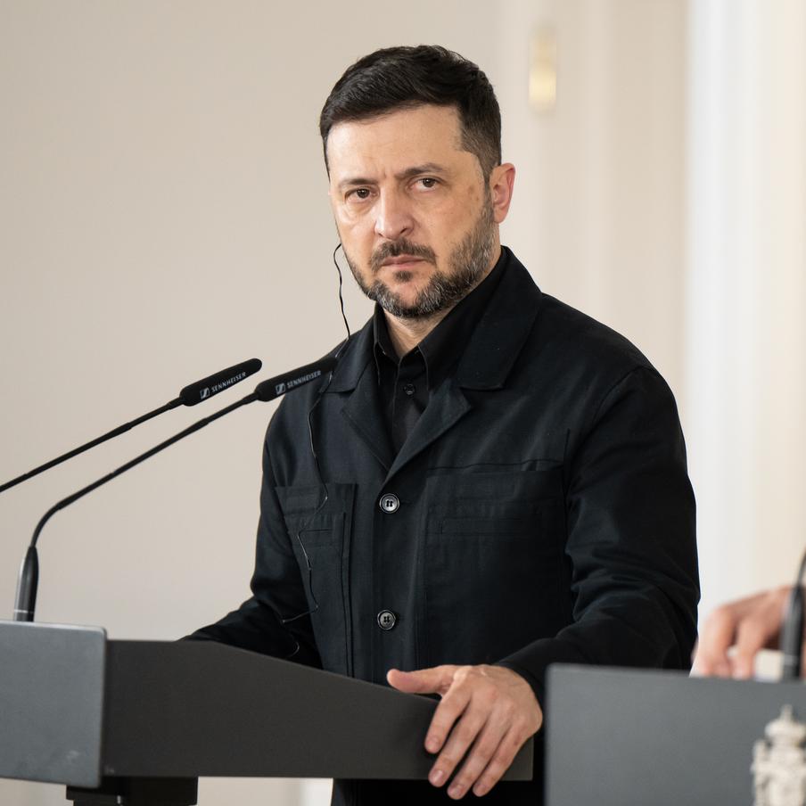 Зеленский анонсировал некие решения по назначениям в армии на фоне протестов. Украинский президент провёл консультации с экс-министром обороны Фёдоровым и главкомом ВСУ Сырским. По их итогам в ближайшее время будут внесены корректировки в работу армии