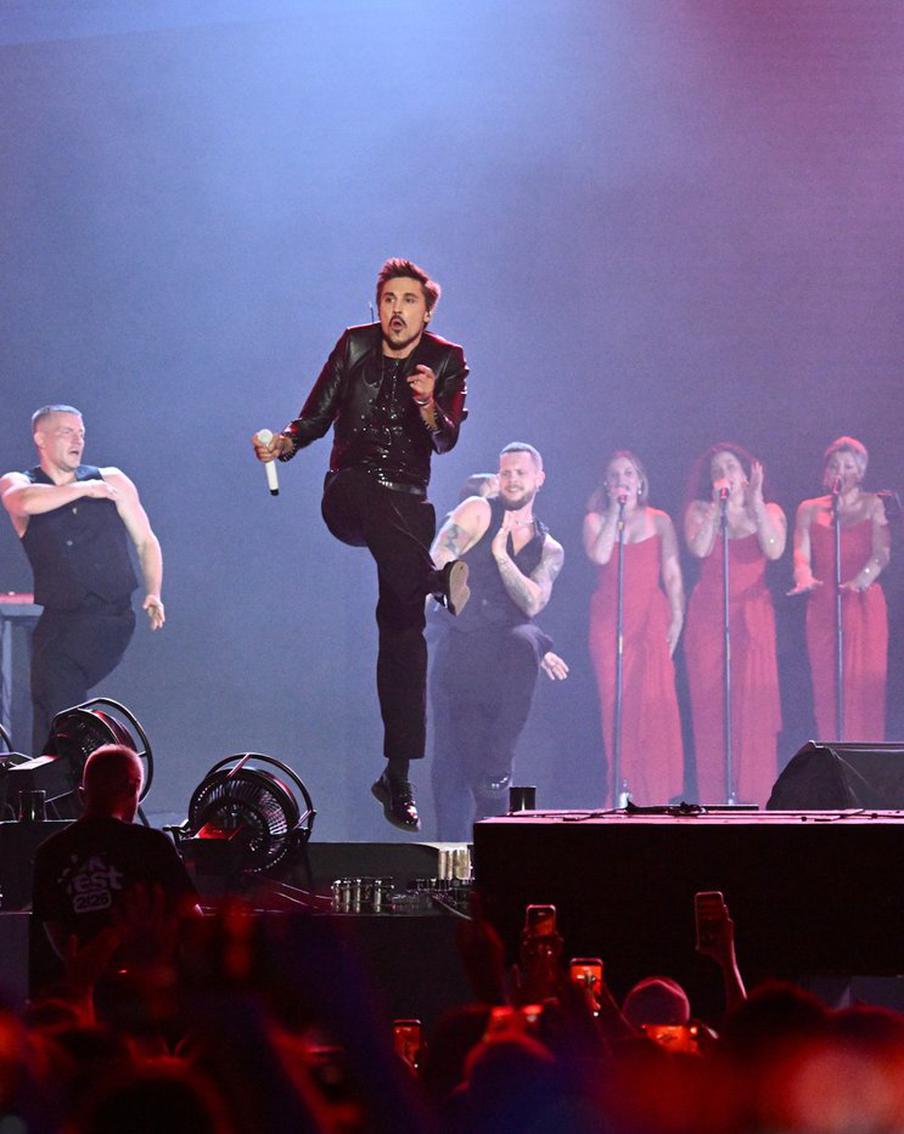 Билан удивил на VK Fest: кавер на "Седая ночь" и приключение на подъёмном кране