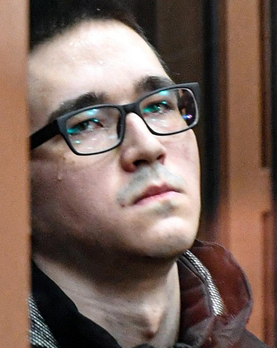 "Ношу кольцо на шее": жена казанского стрелка-убийцы раскрыла детали отношений. 18-летняя Диана связала свою жизнь с Ильназом Галявиевым, осуждённым на пожизненное заключение за массовое убийство в казанской школе в 2021 году. Их брак был зарегистрирован в колонии "Чёрный дельфин" в июне 2026 года. По словам Дианы, она поддерживает близкие отношения с осуждённым и его семьёй