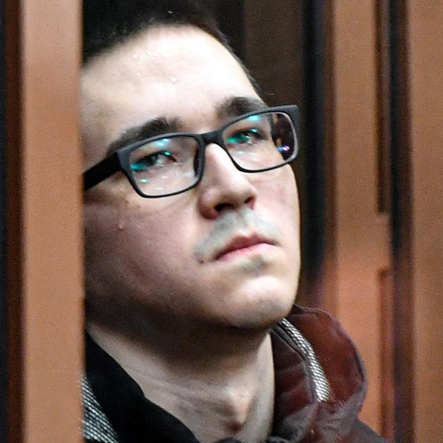 "Ношу кольцо на шее": жена казанского стрелка-убийцы раскрыла детали отношений. 18-летняя Диана связала свою жизнь с Ильназом Галявиевым, осуждённым на пожизненное заключение за массовое убийство в казанской школе в 2021 году. Их брак был зарегистрирован в колонии "Чёрный дельфин" в июне 2026 года. По словам Дианы, она поддерживает близкие отношения с осуждённым и его семьёй