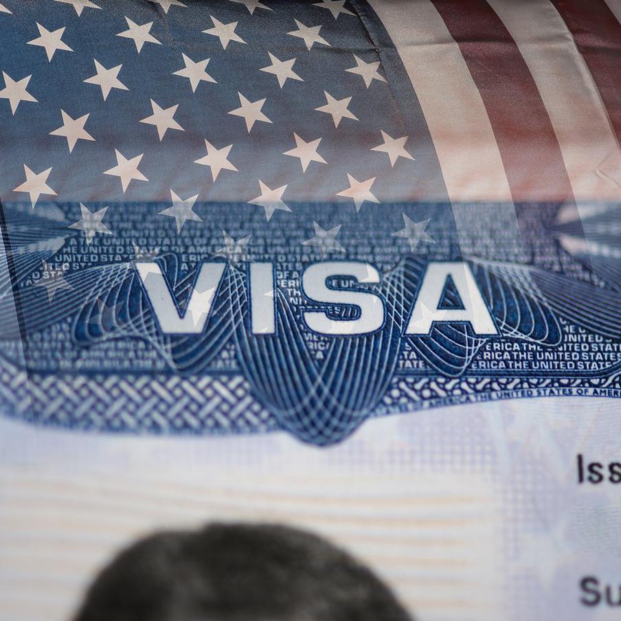 Эксперт заявил, что новые визовые ограничения США навредят самим американцам. Президент Ассоциации иностранной прессы Иен Уильямс заявил, что сокращение сроков виз для зарубежных журналистов ударит по Белому дому, Голливуду и американским университетам. Иностранные СМИ – важный канал продвижения интересов США в мире