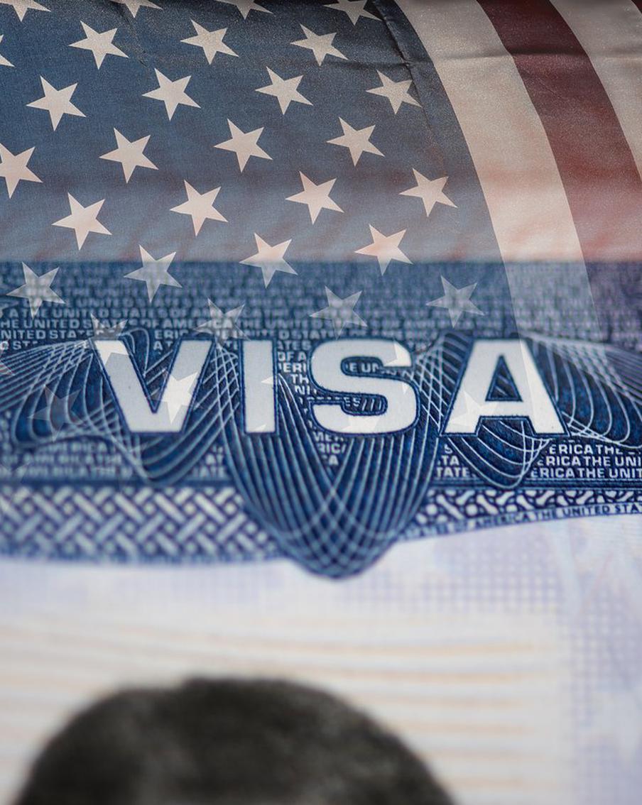 Эксперт заявил, что новые визовые ограничения США навредят самим американцам. Президент Ассоциации иностранной прессы Иен Уильямс заявил, что сокращение сроков виз для зарубежных журналистов ударит по Белому дому, Голливуду и американским университетам. Иностранные СМИ – важный канал продвижения интересов США в мире