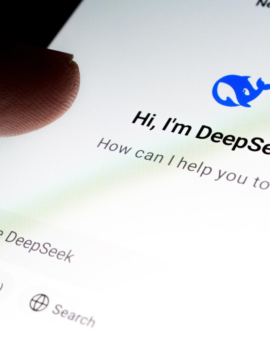 Диалоги пользователей с нейросетью DeepSeek утекли в интернет. Личные сообщения и ответы популярного искусственного интеллекта неожиданно оказались в общей поисковой выдаче. Специалисты объяснили масштабный сбой банальной халатностью технического персонала компании